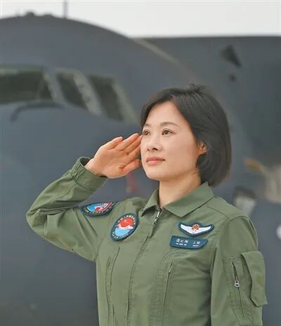 大业证券 阅兵最飒女机长，登上人民日报！曾改装多种机型，空投比武率队夺冠
